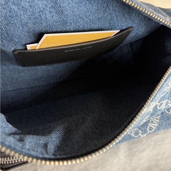 Michael Kors Dakota Medium Pocket Shoulder Bag - Picture 7 of 10